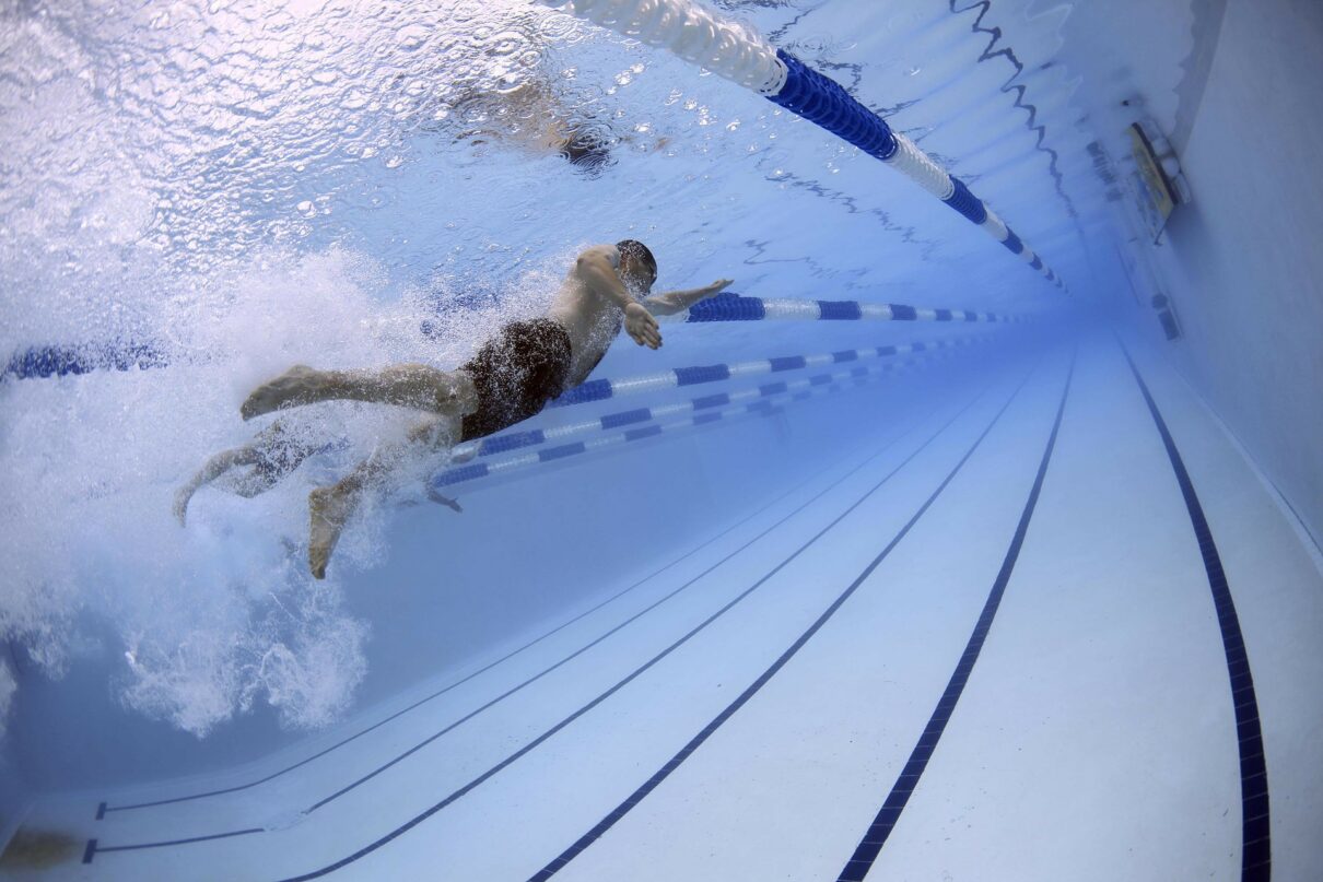 Swimmer practice proper technique to avoid summer swimming injuries